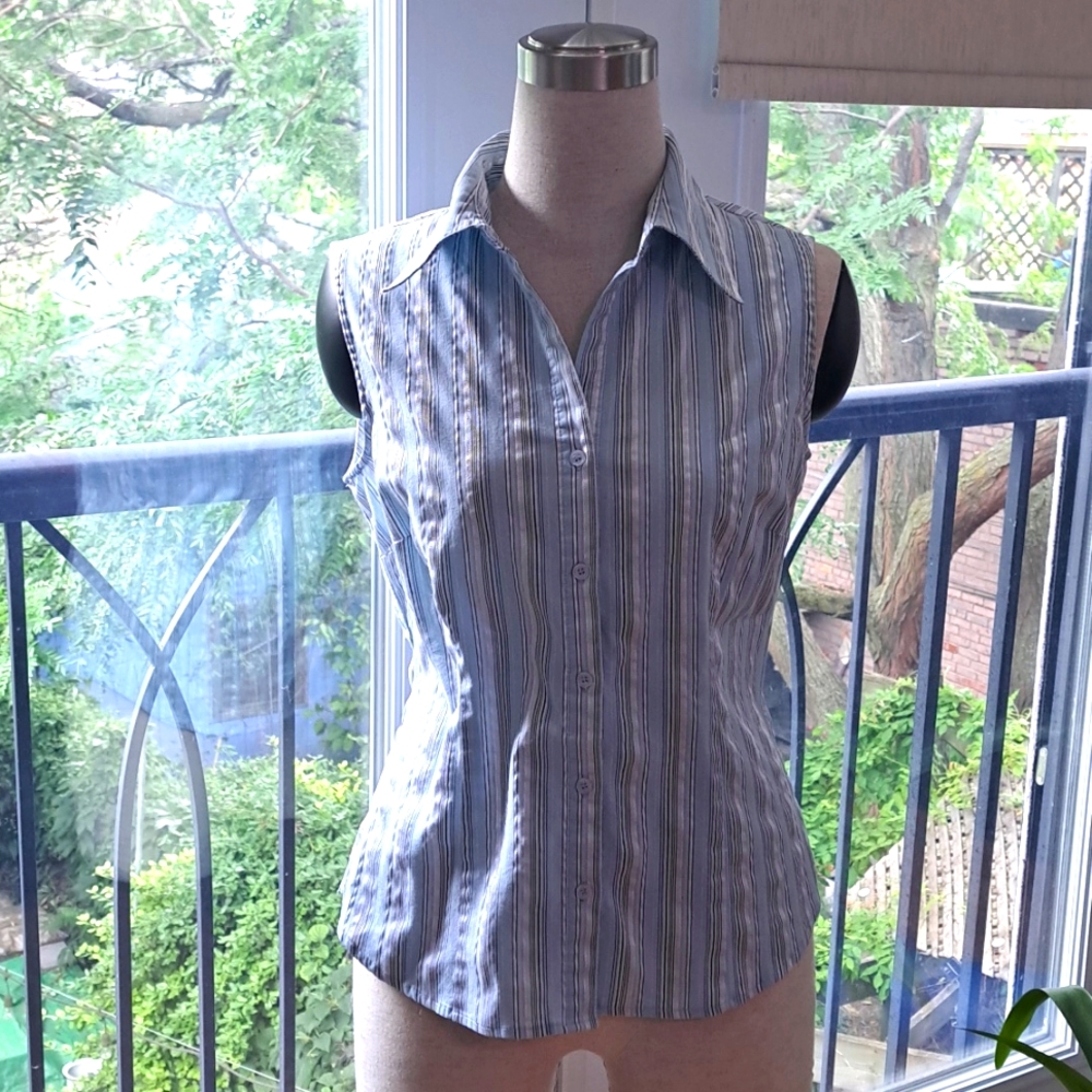 Sleeveless button up top